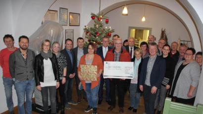 Bild: kro
3000 Euro spendete der Förderverein Fischhofpark, unterstützt von Firmen un dr Badn "Soulmate", an die Kinderkrebshilfe Oberpfalz Nord. Beschenkt wurde auch der kleinen Hugo Walbrunn. Unser Bild Herbert Putzer (mit dem Schekc) von der Kinderkrebshilfe sowie Sabrina Walbrunn (links daneben), die Spielzeug und ein Geldgeschenk für ihren kleinen Hugo erhielt.