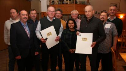 Bild: dpe
Die Vorstandsmitglieder (hinten, von links) Norbert Siegert, Josef Dotzler, Albert Schreglmann, Anselm Schöpf, Georg Wisneth und Markus Rösch gratulieren zusammen mit Bürgermeister Peter Dotzler (vorn links) und Regierungsrätin Miriam Drlicek (Mitte) Andreas Wendl (vorn, Zweiter von links) und Josef Wendl (vorn rechts) zu ihrer Ehrung