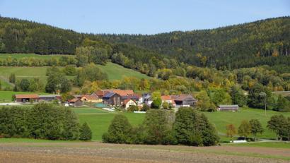 Bild: bkr
Punreuth: Etwas versteckt im Talgrund liegt Punreuth. Die Ruhe und Abgeschiedenheit wurde durch die Gemeindeverbindungsstraße von Ahornberg zur Staatsstraße 2665 bei Alm-Hofstetten beendet.