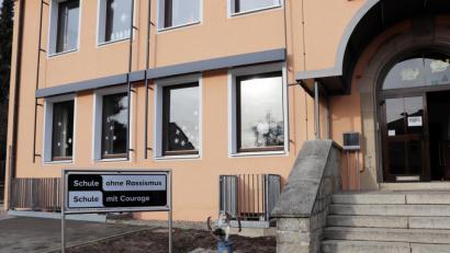 Bild: jma
"Schule ohne Rassismus – Schule mit Courage": Auf die Auszeichnung, auf die Schulleiter Wolfgang Bodensteiner stolz ist, macht ein Schild vor dem Eingang aufmerksam.