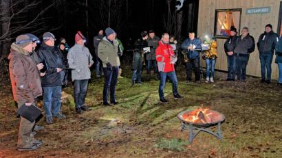 Bild: tu
An der Feuerstelle gestalten Sänger und Musikanten die Feierstunde.