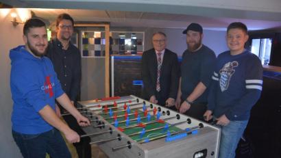 Bild: jr
Bei einer Zusammenkunft im Jugendkeller wurde gleich der neue Kickertisch ausprobiert: (von links) Michael Schiedeck, Jugendbeauftragter Wolfgang Pötzl, Bürgermeister Max Bindl, Joseph Lindner und Maximilian Schiedeck.