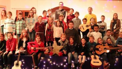 Bild: myd
Mit einem umfangreichen Repertoire an Weihnachtsliedern erfreuen die Musikschüler von Diplom-Musiklehrer Benno Englhart die Zuhörer.