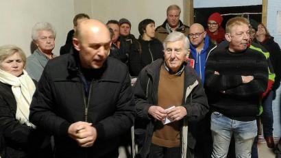 Bild: ld
Großes Interesse beim Tag der offenen Tür im Schlachthaus. Handwerker und Besucher standen in dem 80 Quadratmeter großen Raum zusammen und lauschten gespannt den Ausführungen des Architekten Peter Haimerl , der für den Brander Gemeinderat ein dickes Lob hatte.