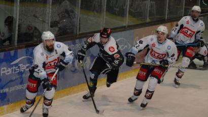 Bild: gb
Die Blue Devils (von links Barry Noe, Chase Clayton und Adrian Klein in den weißen Trikots) holten am Samstagabend mit dem 5:3-Erfolg beim Höchstadter EC drei wichtige Punkte. Mit im Bild HEC-Akteur Anton Seewald.