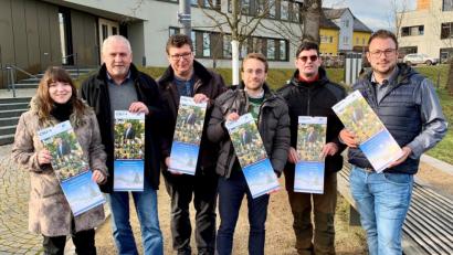 Bild: exb
Die Verantwortlichen von CSU, FU und JU freuen sich mit Bürgermeister Ludwig Biller (Zweiter von links), dass auch 2020 alle Haushalte der gesamten Gemeinde mit den beliebten Kalendern ausgestattet werden können.