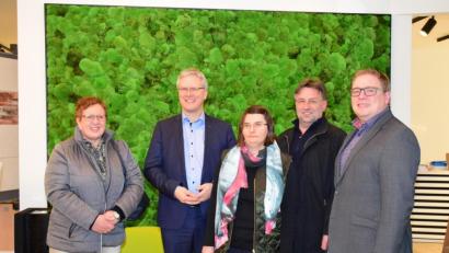 Bild: exb/Karl Drexler
Die Vertreter der Agentur für Arbeit und des Rötzer-Ziegel-Element-Werks, Margit Heindl, Markus Nitsch, Bernhard Fröhler und Josef Brandl (von links), freuen sich mit Jelena Schmidt (Mitte).