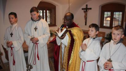 Bild: kro
Pfarrer Charles Ifemeje segnete die sanierte Pfarrstube und die neu errichtete WC-Anlage.