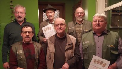 Bild: dl
Die geehrten Skatfreunde Jacek Fröhlich, Franz Tennert, Ulrich Knoch (vorne von rechts), Engelbert Lautenschlager, Wilhelm Nirschl und Ludwig Dirscherl (hinten von rechts).