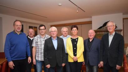 Bild: bnr
Eine bewährte Führungsmannschaft führt die ÜPW in den kommenden Wahlkampf. Kurt Koppmann (Vierter von links) wurde erneut als Vorsitzender bestätigt. Weitere Vorstandsmitglieder sind (von links): Horst Jäger, Alois Hösl, Hans-Günther Wilhelm, Max Peither, Karin Schmidbauer, Helmut Ertl und Anton Schopper.
