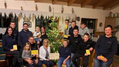 Bild: u
Mit einer 500-Euro-Spende bedenkt die Anglerjugend die Selbsthilfegruppe Krebskranker Kinder Amberg-Sulzbach (hinten, von links): Franziska Wallner, Lukas Schlosser, Martin Stadler, Magdalena Rauscher, Ivonne Rauscher, Luis Birner, Elias Birner und Philipp Wopperer; vorn (von links): Leonie Rauscher, Angler-Vorsitzender Mario Rauscher, SHG-Vorsitzende Petra Waldhauser, Nils Prösl, Lenny Paulus, Johannes Zach und Jugendleiter Kevin Gehringer.
