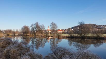 Bild: Lena Held
Blauer Himmel, blaue Spiegelung. Dazu Reif auf den Halmen. Lena Held war mit der Kamera bei Luhe unterwegs.
