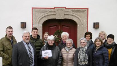 Bild: rgl
Große Freude für Brandleiderin Anni Müller aus Grünau. Spenden kommen auch von der Pfarrcaritas, von Frauenbünden der Gemeinde und Kolping Luhe.