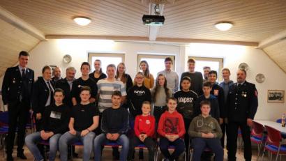 Bild: Jürgen Leißner
Die engagierte Feuerwehrjugend mit (von links): Jugendwart Jürgen Leißner, Vorsitzende der FFW Achtel, Rita Hafner, KBM Michael Schmidt, KBI Hans Sperber und Jugendwart Klaus Renner.