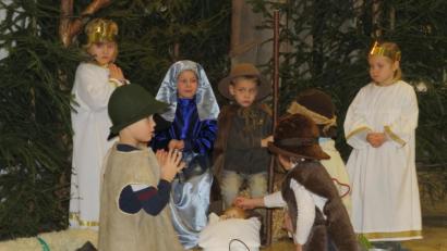 Bild: adj
Die Hirten sehen sich das neugeborene Christuskind in der Krippe an.