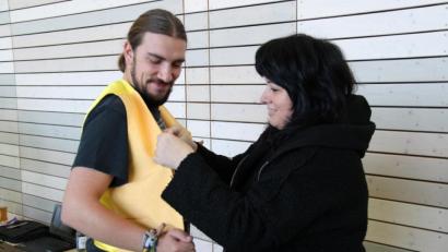 Bild: prh
Bei Maria Haberzeth tritt der Elferrat gern an. Die Schneiderin aus Georgenberg ändert seit 25 Jahren Faschingsuniformen und Kostüme für die Neustädter Narren und sorgt so dafür, dass jeder eine gute Figur macht.