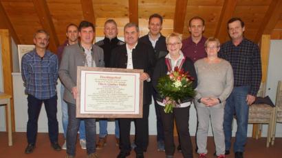 Bild: mmj
Vor der Gemeinderatssitzung gratulierte das Gremium mit Bürgermeister Gerald Reiter (Dritter von links) Altbürgermeister Günther Holler, hier mit seiner Frau Rita, offiziell zu seinem 70. Geburtstag. Mit der Ernennung zum Ehrenbürger würdigten Bürgermeister und Gemeinderäte Hollers Engagement für die Grenzgemeinde.