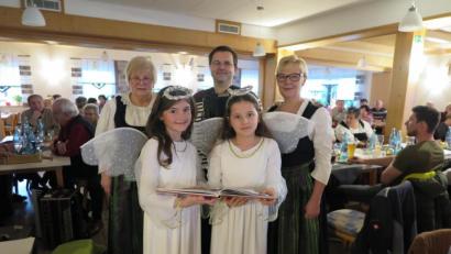 Bild: jzk
Monika Fink, Roland Küffner, Sieglinde Wick (hinten, von links) und die beiden Weihnachtsengel Lina Schwarzbauer und Sophia Sporrer (vorne, von links) gestalteten den besinnlichen Teil des Wirthaussingen in Kötzersdorf.