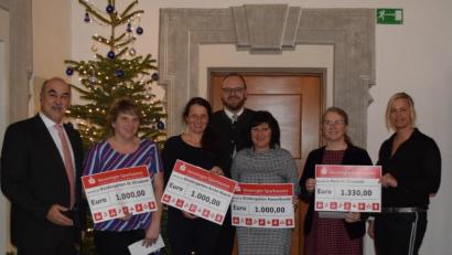 Bild: cvs
Vorstandschef Josef Pflaum (links) und Landrat Andreas Meier stellten, Ramona Zangl (Kindergarten St. Elisabeth Eslarn, von links), Marion Eitel (Kindergarten "Arche Noach" Kohlberg), Kathrin Steudel (AWO-Kindergarten "Rasselbande" Bechtsrieth) sowie Hannelore Haberzeth und Tanja Lehner (Förderzentrum St. Felix) die Spenden zur Verfügung.