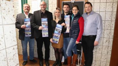Bild: is
Den Kalender von CSU, Frauen-Union und Junger Union für das Jahr 2020 präsentieren (von links) Josef Fütterer, Bürgermeisterkandidat Max Schwärzer, Cornelia Träger, Andreas Eckert, Susanne Reithmayer und CSU-Ortsvorsitzender Andreas Reindl.