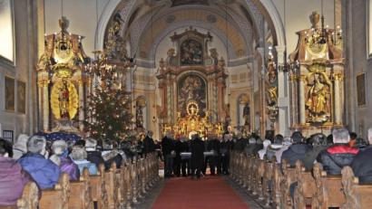 Bild: enz
Das Weihnachtskonzert in der Pfarrkirche St. Laurentius war gut besucht. Hier im Bild der Auftritt des Männergesangvereins.