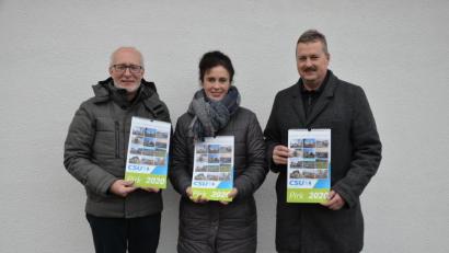 Bild: hme
CSU-Ortsvorsitzender Dieter Schwab, Schatzmeisterin Tanja Hilburger und CSU-Bürgermeisterkandidat Tobias Forster (von links) helfen beim Verteilen des Familienplaners.