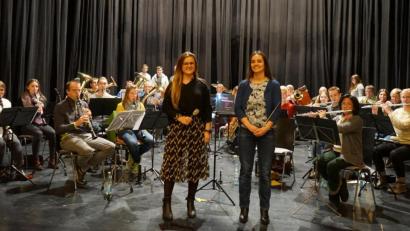 Bild: abi
Moderatorin Daniela Pöhlmann und Dirigentin Sabrina Hinze (von links) stehen mit ihren Musikern in den Startlöchern für die beliebten Neujahrskonzerte der Marktredwitzer Blasmusik.