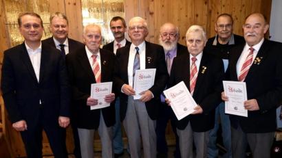 Bild: usc 
Ehrungsabend beim Gesangverein Traßlberg (von links): Zweiter Bürgermeister Hermann Böhm, Landrat Richard Reisinger, Hans Zintl (70 Jahre Mitglied), Vorsitzender Richard Neudecker, Johann Flierl (40), Adolf Gassner (Vorsitzender der Sängergruppe Amberg), Ernst Grabinger (60), Ludwig Donhauser (40) und Wolfgang Kusikowski (25).