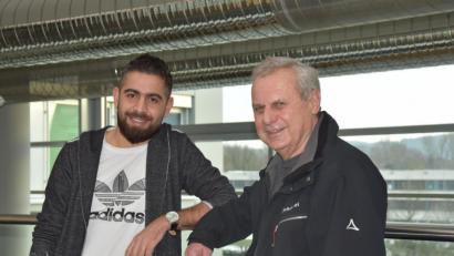 Bild: ca
Mervan Golin und sein ehrenamtlicher Betreuer Manfred Praller. Der 32-Jährige aus Aleppo wohnt mit seiner Familie am Hammerweg. Sein Ziel: finanzielle Unabhängigkeit vom Staat. Bis das komplett soweit ist, wird es noch drei Jahre dauern. Er absolviert eine Lehre zum Einzelhandelskaufmann.