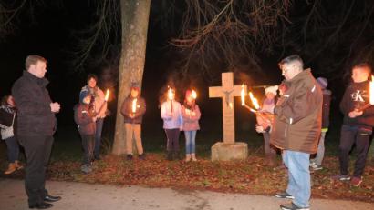 Bild: jzk
Pfarrer Thomas Kraus und Gemeindereferent Jochen Gößl (rechts) gestalteten die adventliche Andacht am Feldkreuz.