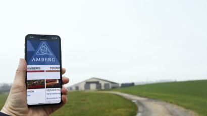 Bild: Petra Hartl
Mit dem Handy auf weiter Flur: Im Ausbau der digitalen Infrastruktur sieht Wissenschaftler Andre Haller einen Schlüssel für die Zukunft.