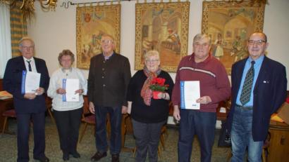 Bild: mmj
Langjährige Mitglieder des Ortsverbandes wurden wegen ihrer Treue zum VdK vom Vorsitzenden Willibald Nesner (Dritter von links) und Peter Fugmann, dem Vertreter des Kreisverbandes (rechts), geehrt.