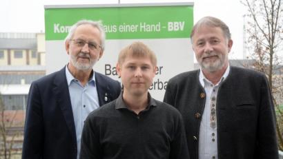Bild: Gabi Schönberger
Wichtige Weichenstellung beim Bayerischen Bauernverband in der Nordoberpfalz. Der Weidener Geschäftsführer Hans Winter (links) tritt im März in den Ruhestand. Ulrich Härtl (rechts), der bisher die Geschäftsstelle in Tirschenreuth leitet, wird auch die Weidener Geschäftsstelle führen. Ihn soll Markus Trißl als zusätzlicher Berater entlasten.