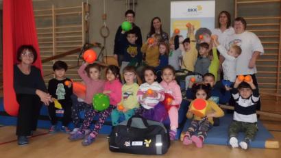 Bild: hir
Die Turnabteilung der SpVgg Pfreimd und der Kindergarten St. Martin schlossen einen Kooperationsvertrag über regelmäßige wöchentliche Turnstunden und Erziehung zur gesunden Ernährung.