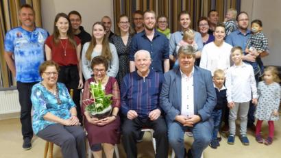 Bild: Schönberger, Ferdinand [fsb]
Jubilarin Marga Böhm (vorne, Zweite von links) zusammen mit ihrer Schwester Erika (links), Ehemann Alois (Dritter von links) und Bürgermeister Martin Schregelmann im Kreis ihrer Kinder, Enkel und Urenkel.