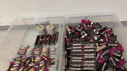 Bild: exb/Bundespolizei
Dieses Sortiment an Feuerwerkskörpern stellte die Bundespolizei bei Schönsee sicher.