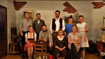 Bild: fdl
Freuen sich über eine gelungene Premiere (stehend, von links): Tobias Gnan als Harri, Regisseur Christian Gnan, Kilian Falk als Wirt, Selina Dorner als Frieda und Bettina Kummer als Kuni; sitzend (von links): Elisabeth Falk als Hedi, Thomas Kummer als Buckl, Corinna Falk als Mausi und Meike Birner als Mucki.