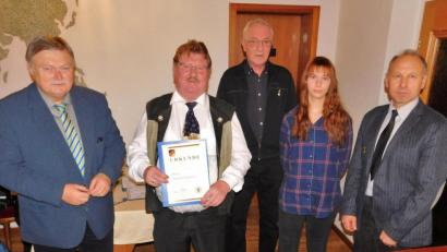 Bild: br
Im Rahmen der Jahresabschlussfeier der Reservistenkameradschaft Speichersdorf wurde Norbert Kaußler (zweiter von links) für seine 30-jährige Mitgliedschaft mit der RK-Treuenadel in Gold geehrt. Unser Bild zeigt, Manfred Porsch (links) sowie Kreisvorsitzender Manfred Zettl, seine Tochter und Reservistin Lisa und RK-Vorsitzender Hubert Brendel (von rechts).