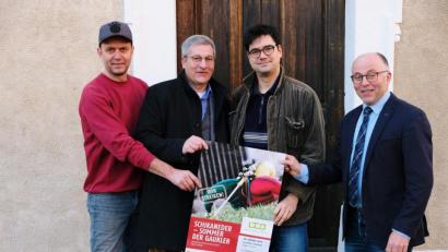 Bild: do
Die Werbeplakate sind schon gedruckt. Zweiter Bürgermeister Roland Hörl, LTO-Geschäftsführer Wolfgang Meidenbauer, künstlerischer Leiter Till Rickert und Bürgermeister Albert Nickl (von links) besprechen Einzelheiten zur Aufführung des Stücks "Schickaneder - Sommer der Gaukler" im Sommer 2020 vor der Kulisse der Wieskapelle im historischen Klosterhof.