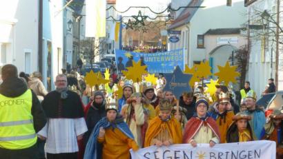 Bild: Portner
Bei Sonnenschein und klirrender Kälte ziehen am Montagnachmittag knapp 1000 Sternsinger in Neunburg vorm Wald zur Eröffnungsfeier.