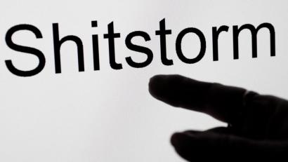 Bild: Patrick Pleul/dpa
Das Wort "Shitstorm" ist auf einem Computerbildschirm zu lesen.
