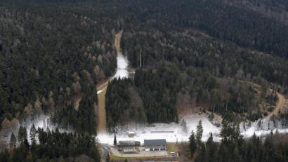 Bild: mür
Wie man auf diesem Luftbild sieht, sind die Loipen noch nicht befahrbar. Nur ein Teilstück im Start- und Zielbereich ist für Skating und Klassik freigegeben.