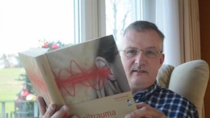 Bild: Gabi Schönberger
Nach dem Tod seines Bruders Karl ist es Hermann Sommer ein Anliegen, vor den Gefahren, die von Böllern und Raketen ausgehen, zu warnen. Vor seinem Tod hatte Karl, selbst Arzt, eine umfassende Sammlung zum Thema Knalltrauma angelegt. Hermann Sommer hat diese nun auf eigene Kosten als Buch herausgegeben.