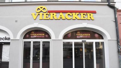 Bild: Petra Hartl
Die Bäckerei Vieracker gibt es nicht mehr. Die Filiale in der Bahnhofstraße übernimmt zum 1. Februar der Raigeringer Bäckermeister Alfred Schuller.