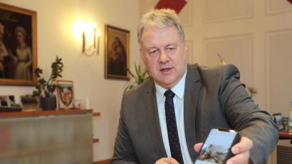 Bild: Wolfgang Steinbacher
Das Smartphone immer in Griffweite: Landrat Richard Reisinger bezeichnet sich selbst als sehr online- und digital-affinen Menschen. Aber Bücher liest er gerne auf die klassische Art und Weise.