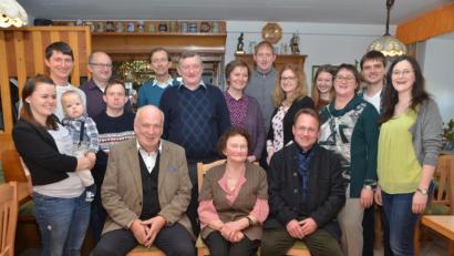 Bild: dob
Theresia Gollwitzer (vorne, Mitte) feierte mit einer großen Gratulantenschar ihren 85. Geburtstag. Dritter Bürgermeister Johann Gollwitzer (vorne, links) ist zugleich Neffe und Patenkind ihres verstorbenen Ehemanns Karl. Dekan Alexander Hösl (vorne, rechts) wünschte Gottes reichsten Segen. Urenkel Florian feierte bereits auf dem Arm seiner Mama Lisa kräftig mit.