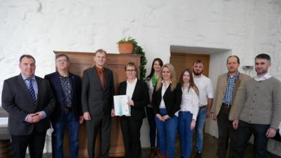Bild: hmr
Die Vertreter des Maschinenrings mit den Überbringern des Zertifikats: (von links) Claus Hackelsperger, Hans Enslein, Ulrich Gampl, Marion Höcht, Carolin Schrembs, Bianca Wührl, Jasmin Männer, Benjamin Frummet, Hermann Prölß und Matthias Wittmann.