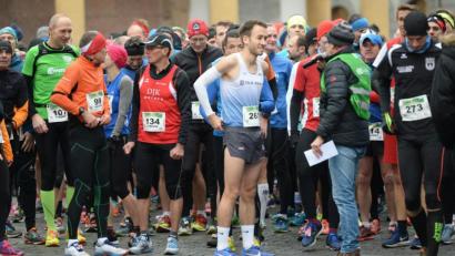 Bild: Andreas Brückmann
Ob Organisator Bernd Stief (rechts in der grünen Weste) auch in diesem Jahr kurz vor dem Start des Amberger Silvesterlaufes Maximilian Zeus am Marktplatz ans Mikrofon bekommt? Der Gewinner der vergangenen sechs Jahre hatte sich bis Montag noch nicht angemeldet.