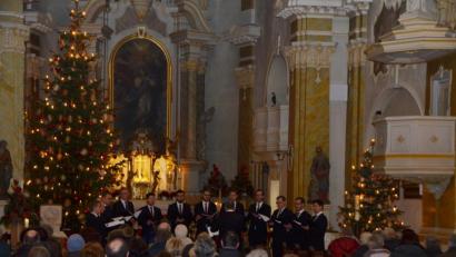 Bild: dob
Das Vokalensemble Hubert Velten aus Regensburg unter Leitung von Regionaldekan Holger Kruschina aus Roding gastierte am Sonntagabend in Vohenstrauß und vertiefte noch einmal gesanglich die Weihnachtsbotschaft.