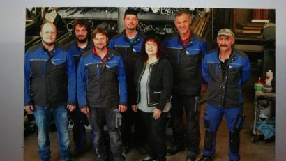 Repro: gpa
Seit 1994 führen Manuela Zeitlmann und ihr Ehemann Metallbaumeister Ludwig Schmidt unter dem Logo "Metallbau ZS" die Firma. Unser Bild zeigt Manuela Zeitlmann-Schmidt und Ehemann Ludwig Schmidt (Zweiter von rechts) mit ihren Mitarbeitern.